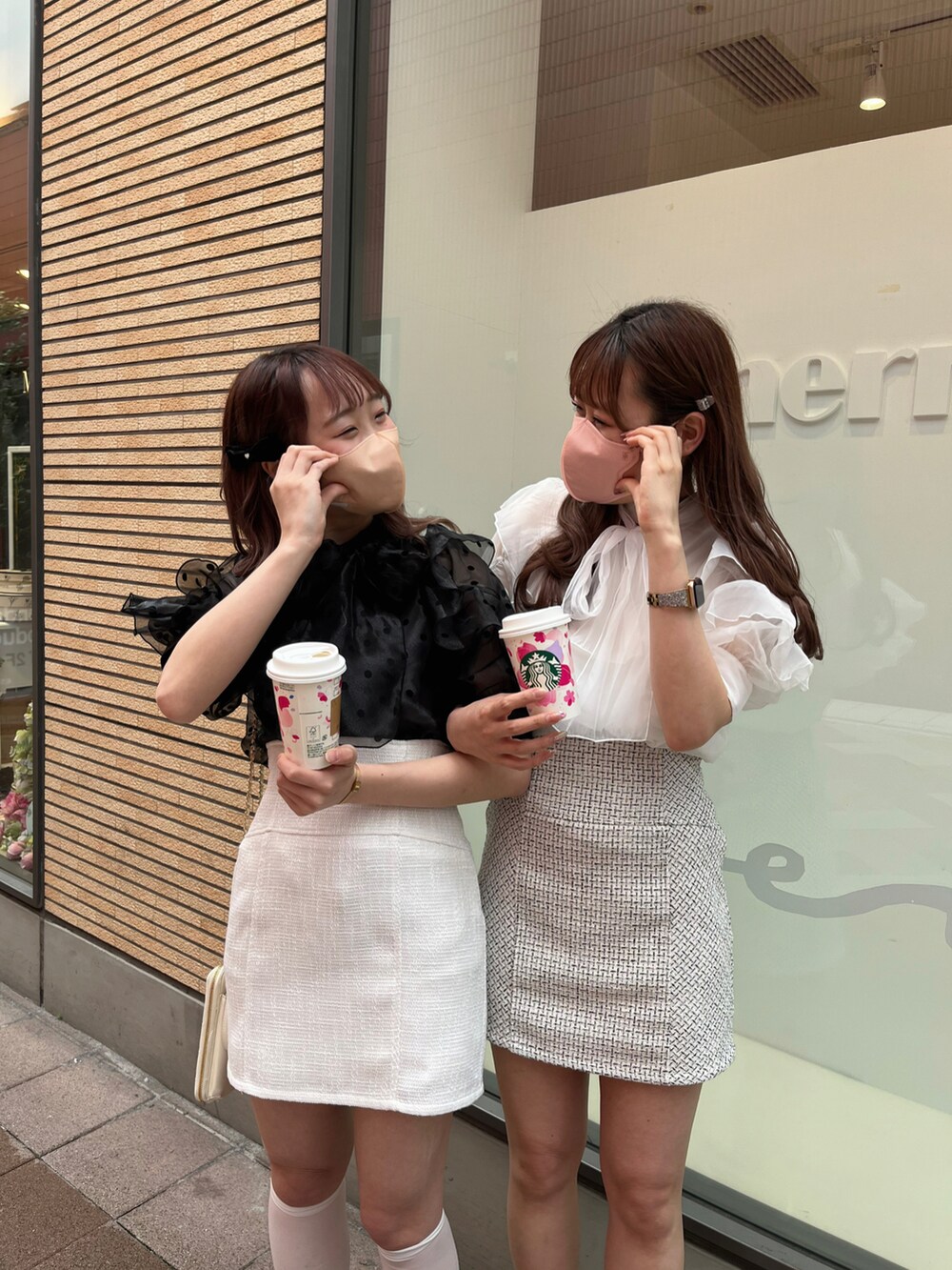 「春色、モノトーンコーデ、高身長コーデ、高身長女子、ガーリーコーデ、春夏コーデ、フェミニン、ナイスクラップ、nice claup、シミラールック、双子コーデ、ボウタイブラウス、ミニスカート、ツイード、ブラウス」|「one after another NICE CLAUPのマルチwayリボンブラウス(シャツ/ブラウス、ホワイト系)」を使った、なぎなぎさん(レディース・164cm)の春コーディネートの2枚目の写真