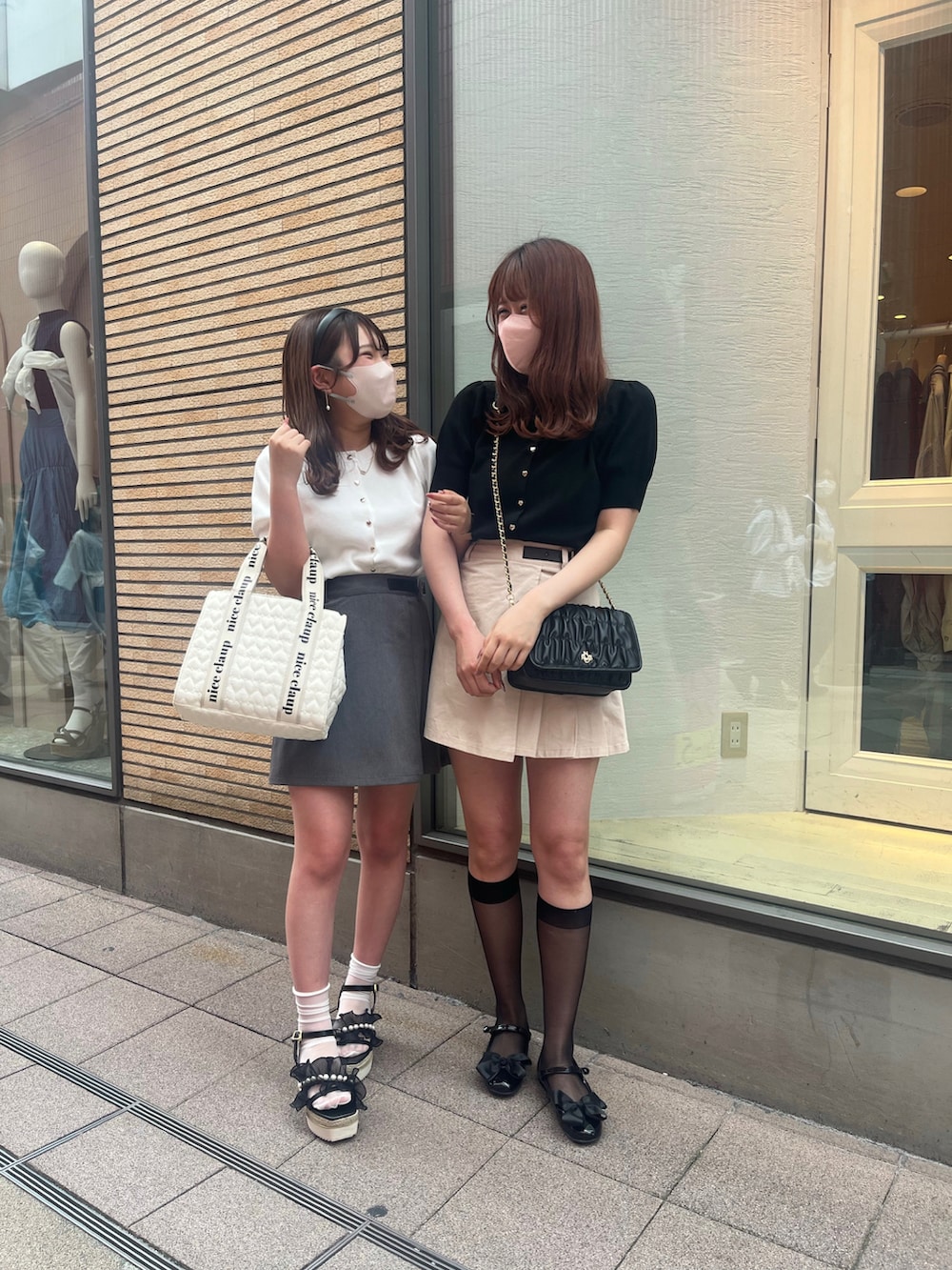 「夏コーデ、サンダルコーデ、モノトーン、モノトーンコーデ、ナイスクラップ、nice claup、骨格ナチュラル、高身長女子、高身長コーデ、ミニスカート、ショルダーバッグ、トートバッグ、サマーニット、カーディガン、カチューシャ」｜「one after another NICE CLAUPのハートボタン前後2wayニット（カーディガン/ボレロ、ホワイト系）」を使った、なぎなぎさん（レディース・164cm）の夏コーディネートの3枚目の写真