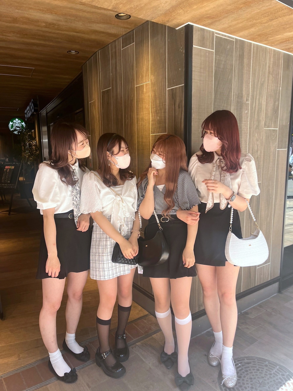 「低身長コーデ、高身長コーデ、骨格ナチュラル、ナイスクラップ、nice claup、ブラウス、スカーフ、ミニスカート、バレーシューズ、シアー、春服コーデ、オトナ女子、大人ガーリー、大人かわいい、ギンガムチェック」｜「one after another NICE CLAUPの【取り外し可能】イニシャルロゴスカーフ付きブラウス（シャツ/ブラウス、ベージュ系）」を使った、なぎなぎさん（レディース・164cm）の春コーディネートの3枚目の写真