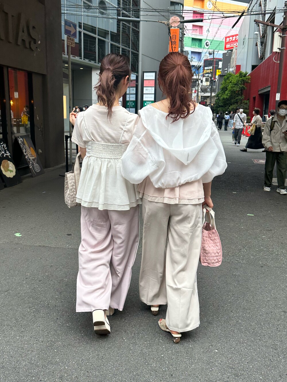「休日コーデ、夏コーデ、オトナ女子、ガーリー、トートバッグ、大人ガーリー、ピンクコーデ、ホワイトコーデ、マウンテンパーカー、スウェット、スウェットパンツ、ナイスクラップ、nice claup、ビスチェ、サンダル」|「one after another NICE CLAUPのシアーボリュームショートマウンテンパーカー(マウンテンパーカー、ホワイト系)」を使った、なぎなぎさん(レディース・164cm)の春コーディネートの2枚目の写真