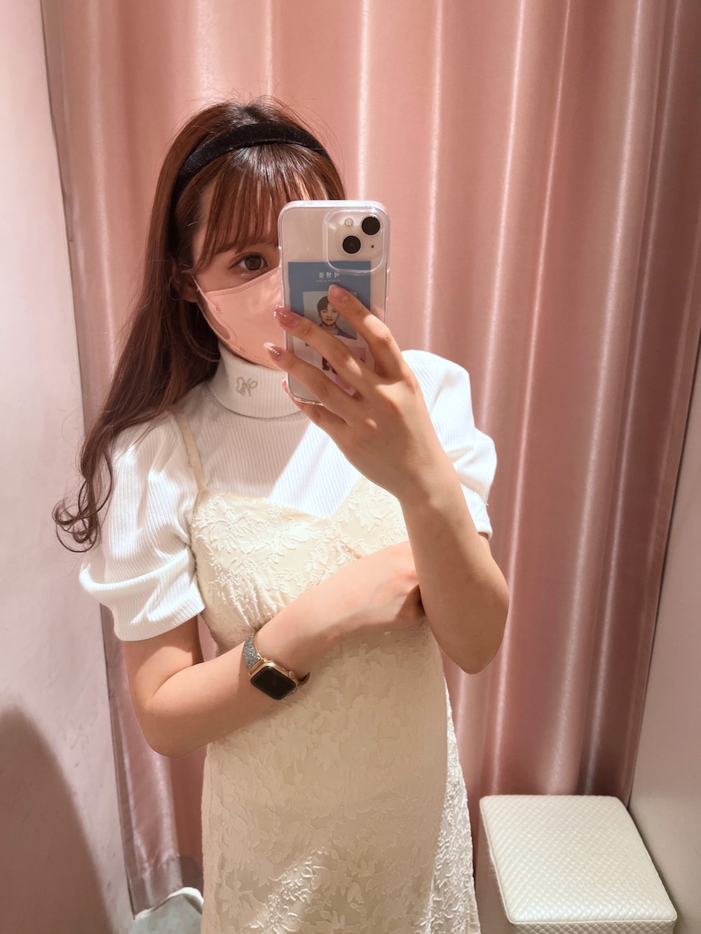 「春コーデ、春服コーデ、お花見コーデ、キレイめコーデ、オトナカワイイ、キレイめ、フェミニン、ホワイトコーデ、キャミワンピ、ナイスクラップ、骨格ナチュラル、高身長女子、高身長コーデ」|「one after another NICE CLAUPのイニシャル刺しゅうハイネックトップス(Tシャツ/カットソー、ホワイト系)」を使った、なぎなぎさん(レディース・164cm)の春コーディネートの2枚目の写真