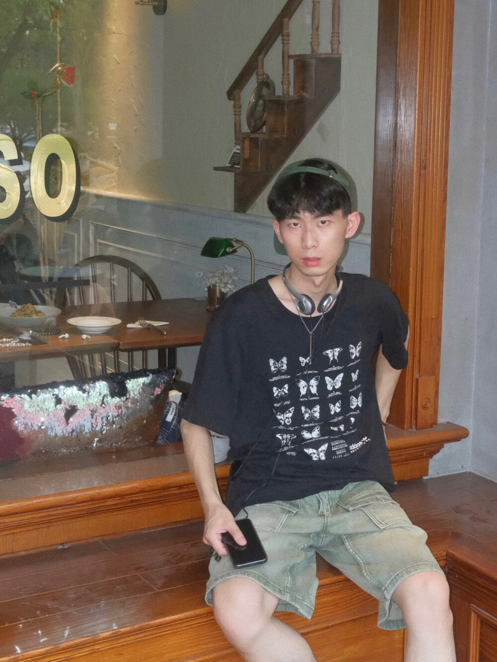 「adidas Originalsのアイテム（Tシャツ/カットソー、ブラック系）」を使った、sikaさん（メンズ・180cm）の冬コーディネートの3枚目の写真