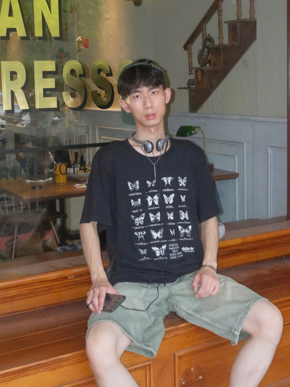 「adidas Originalsのアイテム（Tシャツ/カットソー、ブラック系）」を使った、sikaさん（メンズ・180cm）の冬コーディネートの2枚目の写真