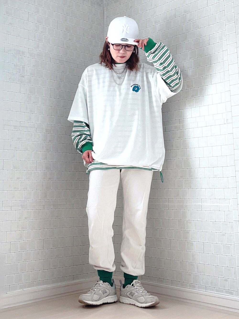 「春めき満開コーデ、スターティングオーバー、STARTING OVER、春コーデ、レイヤードスタイル、Tシャツ、キャップ、スニーカー、メガネ女子、ボーダー、ワンマイル、スウェットパンツ」｜「Starting Overの【Starting Over/スターティングオーバー】one point logo embroidery spindle design T-shirt/ワンポイント ロゴ刺繍 スピンドルデザイン 半袖 Tシャツ（Tシャツ/カットソー、ホワイト系）」を使った、UMiSatoさん（レディース・163cm）の春コーディネートの5枚目の写真