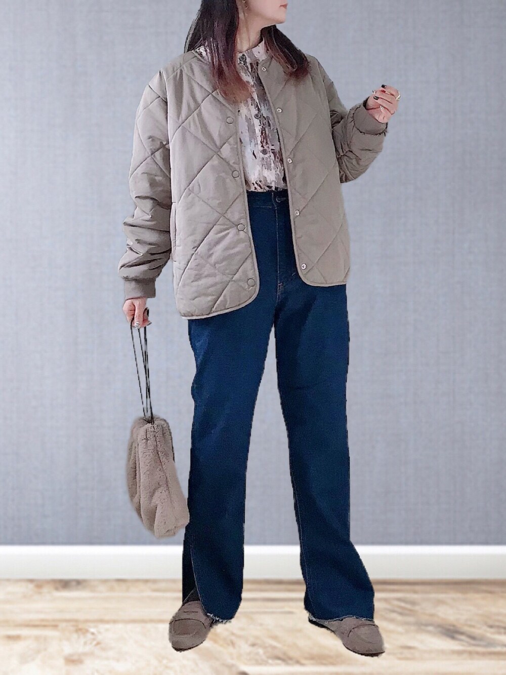 ブラウン系のその他アウター、パープル系のシャツ/ブラウス、ブルー系のデニムパンツを着用したレディースの冬コーディネートの2枚目の写真