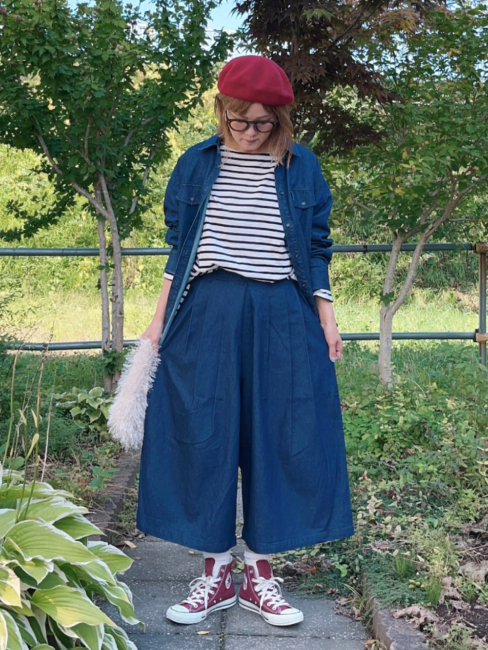 ブルー系のその他パンツ、ブルー系のシャツ/ブラウス、ホワイト系のTシャツ/カットソーを着用したレディースの秋コーディネートの2枚目の写真