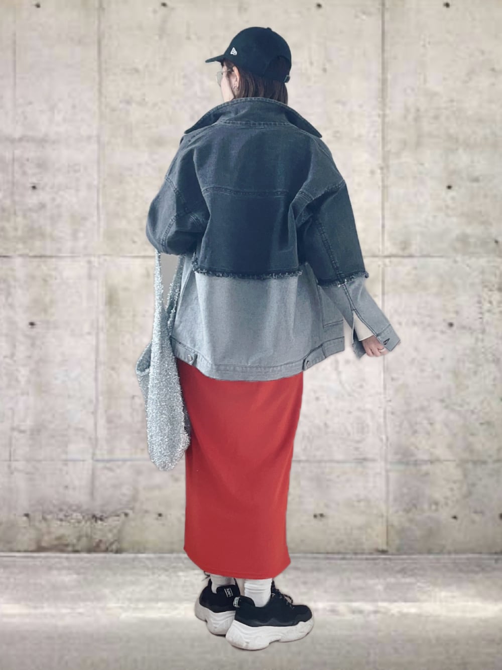 ブラック系のデニムジャケット、ホワイト系のスウェット、オレンジ系のスカートを着用したレディースの春コーディネートの3枚目の写真