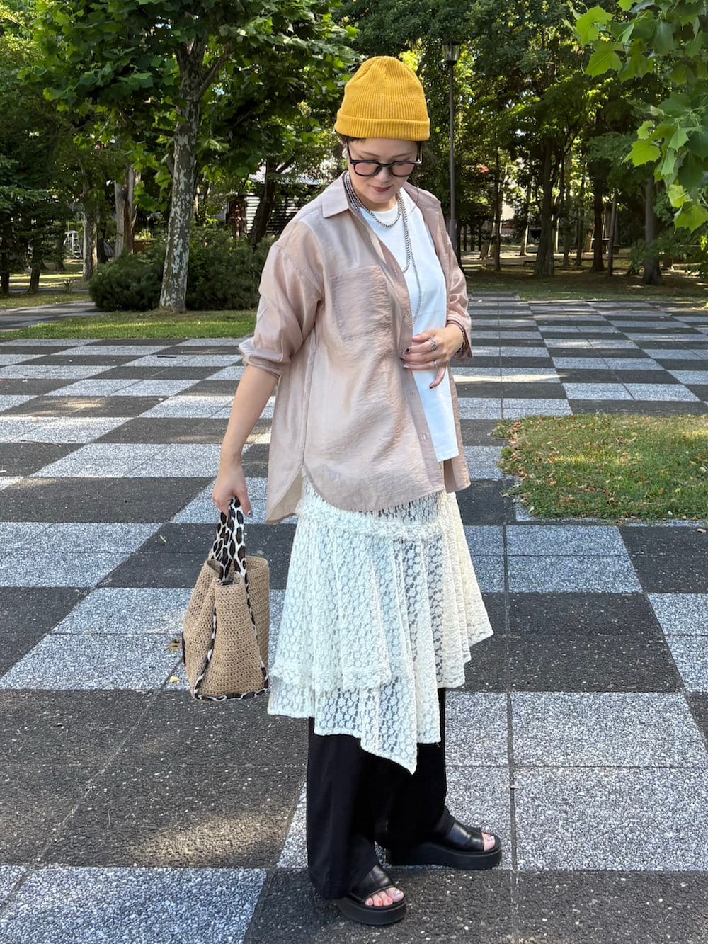 ベージュ系のシャツ/ブラウス、ホワイト系のスカート、ブラック系のその他パンツを着用したレディースの夏コーディネートの2枚目の写真