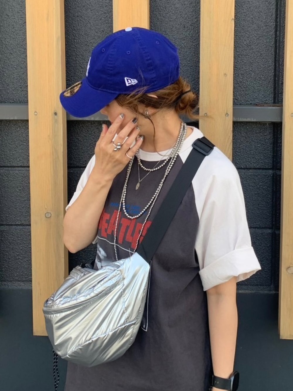 「夏ルックで気分アップ、ニューエラ、NEW ERA、キャップ、キャップ女子、夏コーデ、お出かけコーデ、プチプラ、夏だ！Tシャツ着よう！、バンドT、メガネ女子、大人カジュアル」｜「FOREVER 21の【2024FW】チェックプリーツミディスカート（スカート、グレー系）」を使った、UMiSatoさん（骨格ウェーブ・レディース・163cm）の夏コーディネートの2枚目の写真
