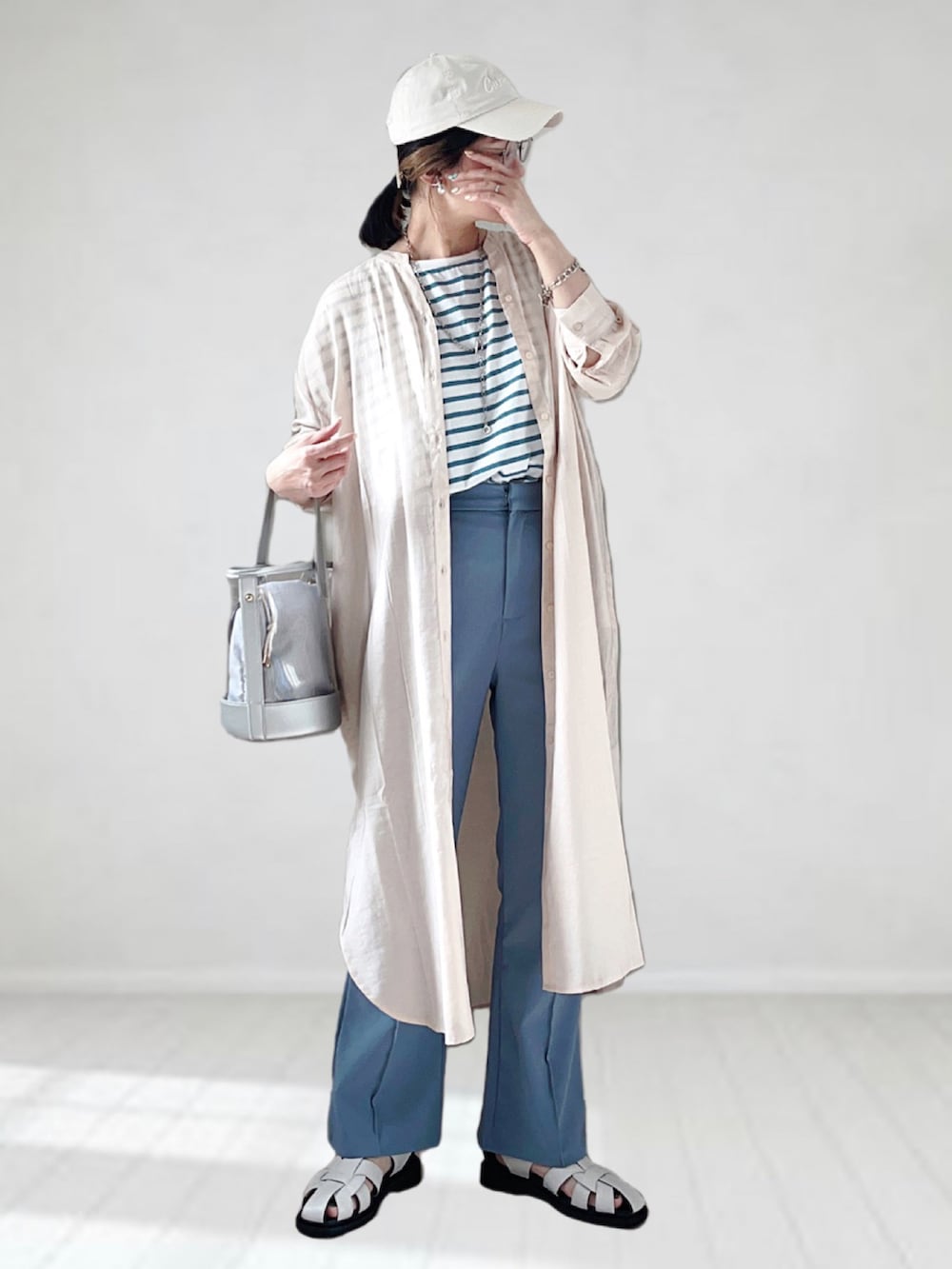 「ITEMS URBANRESEARCH、noyau、シャツワンピ、グルカサンダル、フレアパンツ、クリアバッグ、シースルー、キャップ、スクエアトゥ、プチプラ、GRL、厚底サンダル、カラーパンツ、淡色コーデ、タックイン」|「ITEMS URBANRESEARCHのノーカラーロングシャツワンピース(シャツワンピース、ベージュ系)」を使った、UMiSatoさん(レディース・163cm)の春コーディネートの3枚目の写真