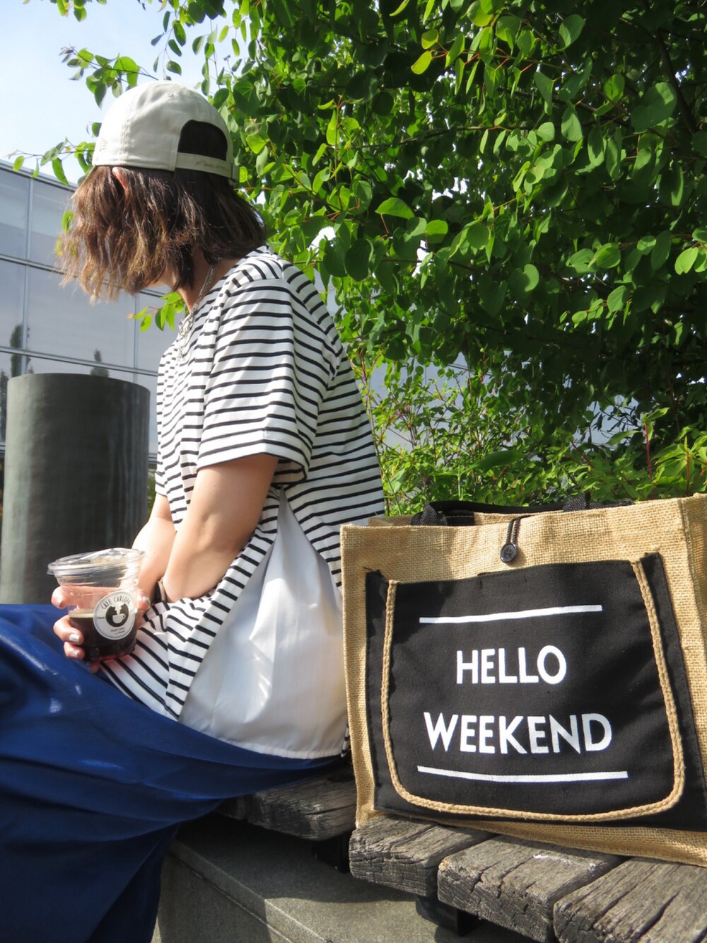 ホワイト系のTシャツ/カットソー、ブルー系のスカート、ブラック系のサンダルを着用したレディースの夏コーディネートの5枚目の写真