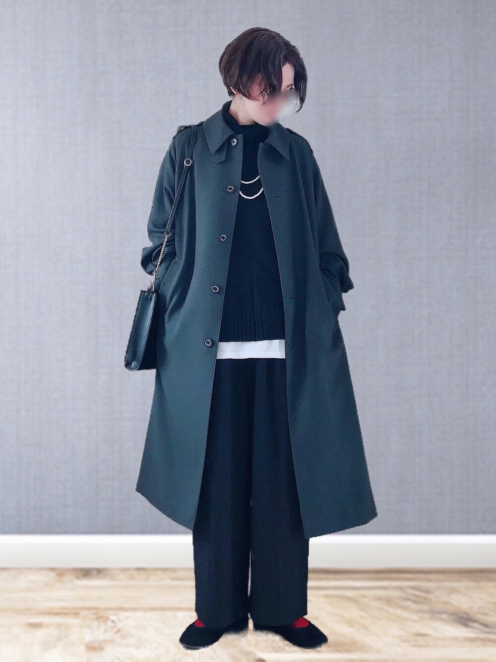 グレー系のその他アウター、ブラック系のニット/セーター、ホワイト系のTシャツ/カットソーを着用したレディースの冬コーディネートの2枚目の写真