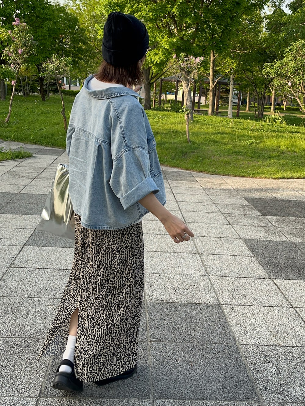 ブルー系のシャツ/ブラウス、ホワイト系のTシャツ/カットソー、ベージュ系のスカートを着用したレディースの夏コーディネートの3枚目の写真