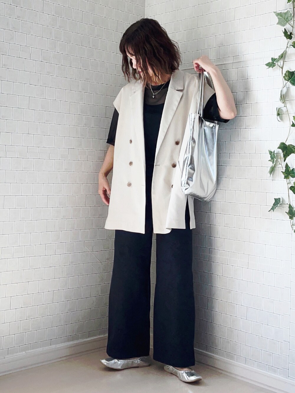 ブルー系のその他パンツ、ブラック系のTシャツ/カットソー、ホワイト系のベストを着用したレディースの夏コーディネートの2枚目の写真