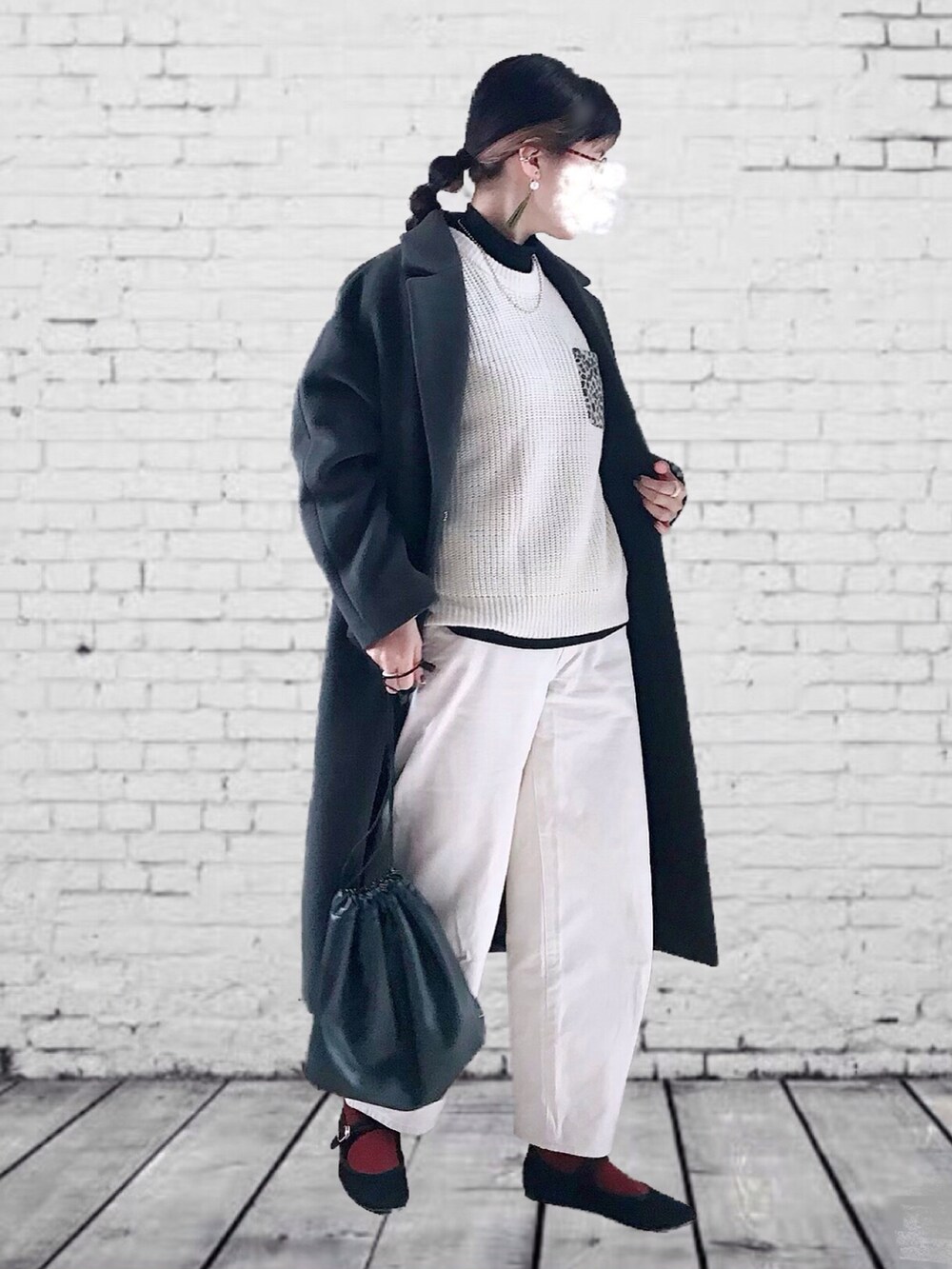 グレー系のチェスターコート、ホワイト系のTシャツ/カットソー、ブラック系のTシャツ/カットソーを着用したレディースの秋コーディネートの2枚目の写真