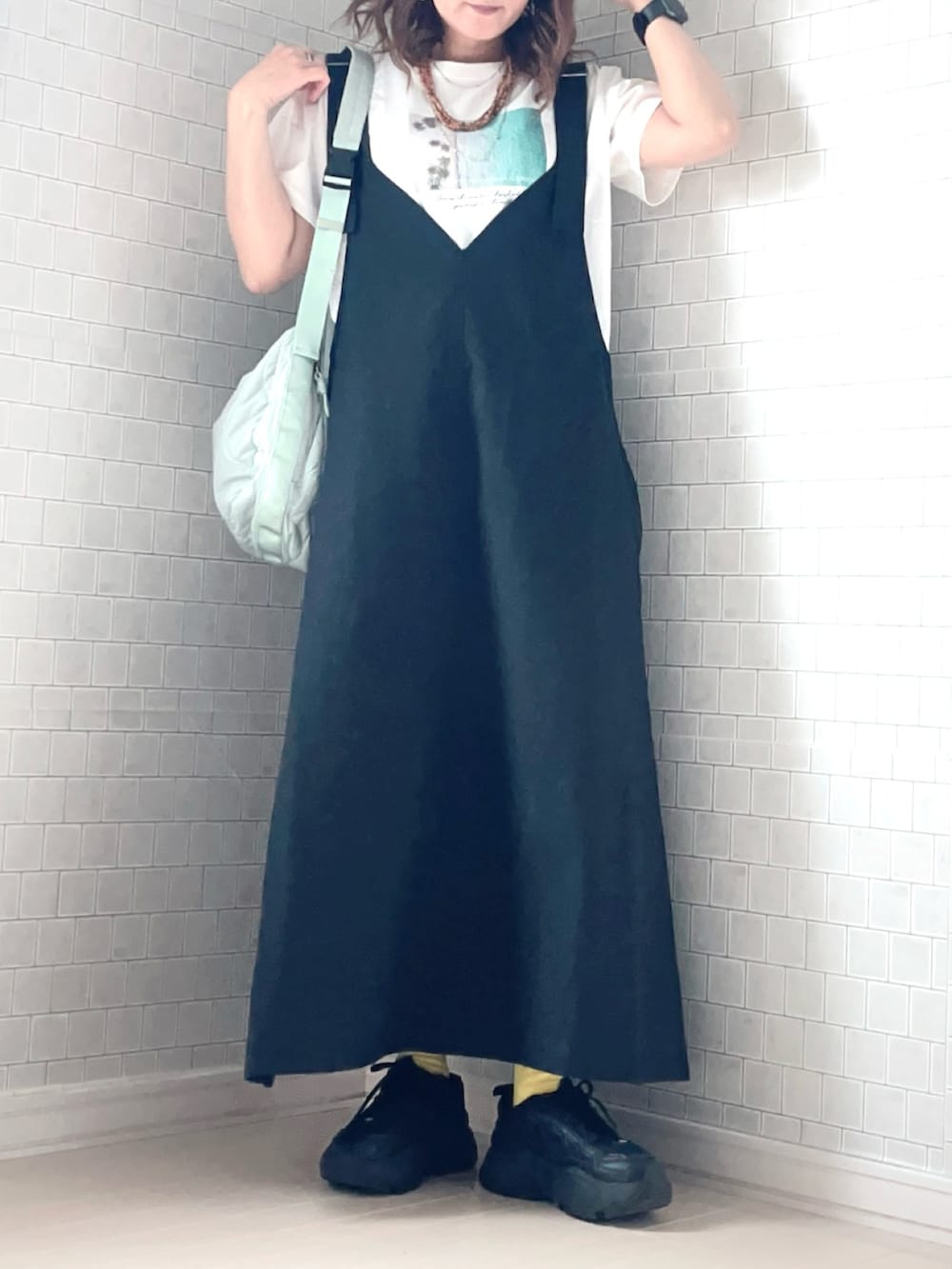 「春コーデ、プチプラ、Tシャツ、フォトT、ジャンパースカート、ショルダーバッグ、メガネ女子、お出かけコーデ、休日スタイル、スニーカー、厚底シューズ、モノトーン」｜「ikkaの【雑誌InRed5月号掲載】ロゴフォトプリントTシャツ（Tシャツ/カットソー、ホワイト系）」を使った、UMiSatoさん（骨格ウェーブ・レディース・163cm）の春コーディネートの4枚目の写真