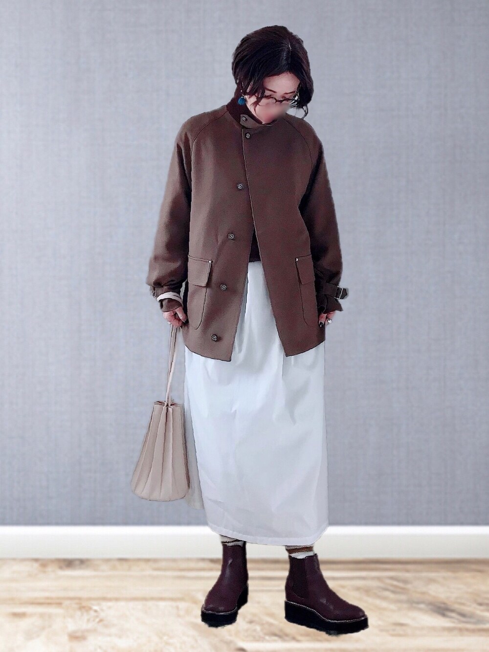 「MACKINTOSH PHILOSOPHY、冬コーデ、シャツワンピ、レイヤードスタイル、AmbreNeige、メガネ女子、ブーツ、シンプルコーデ、ショートブーツ、ブラウン、マイベストコーデ2021、楽チンコーデ、きれいめカジュアル」|「MACKINTOSH PHILOSOPHYのGREY LABEL 【RUSPER MIDDLE(ラスパーミドル)】FUDGEコラボ(ブルゾン、ベージュ系)」を使った、UMiSatoさん(レディース・163cm)の冬コーディネートの2枚目の写真