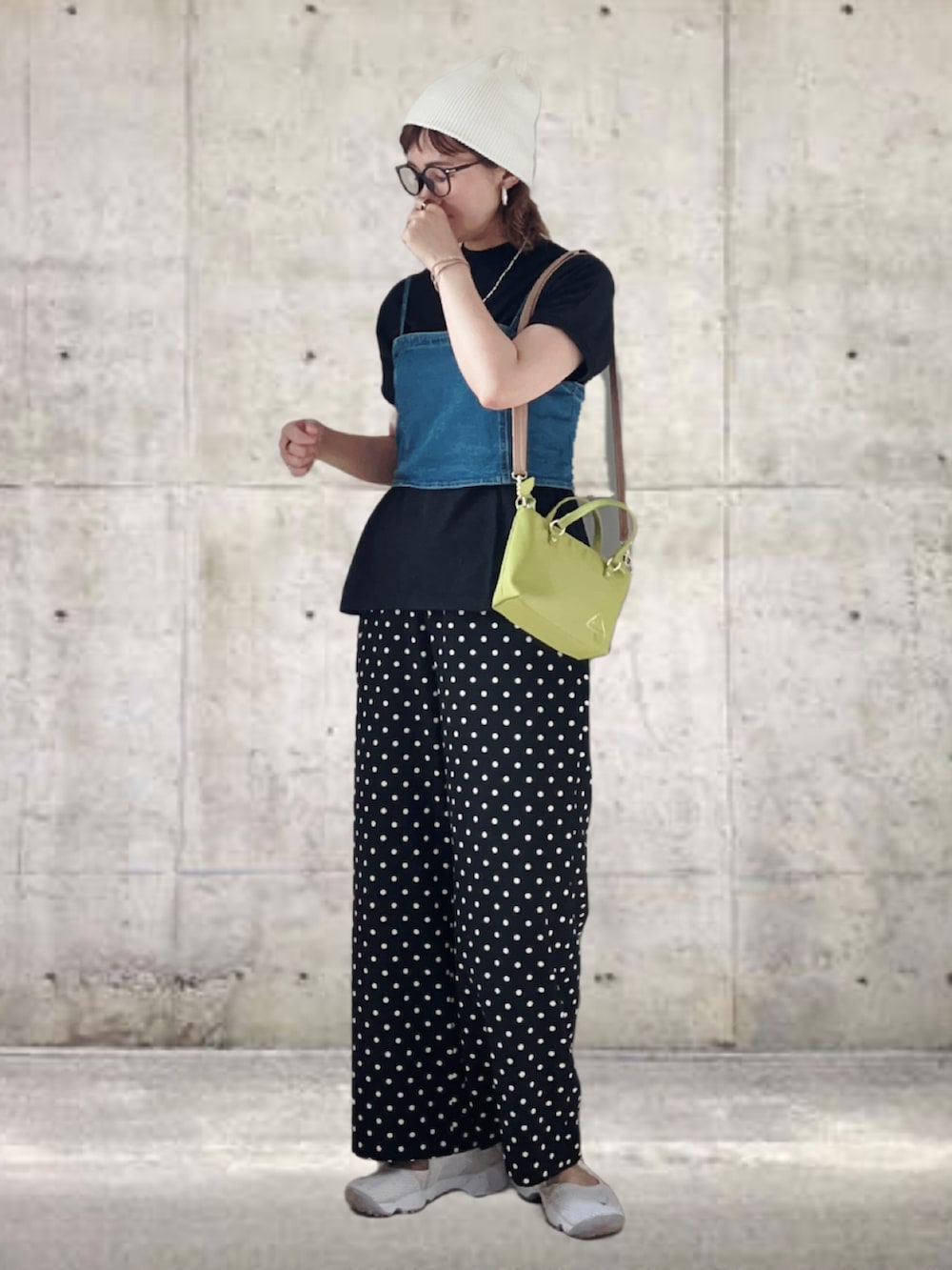 グリーン系のショルダーバッグ、ブルー系のその他トップス、ブラック系のTシャツ/カットソーを着用したレディースの夏コーディネートの3枚目の写真