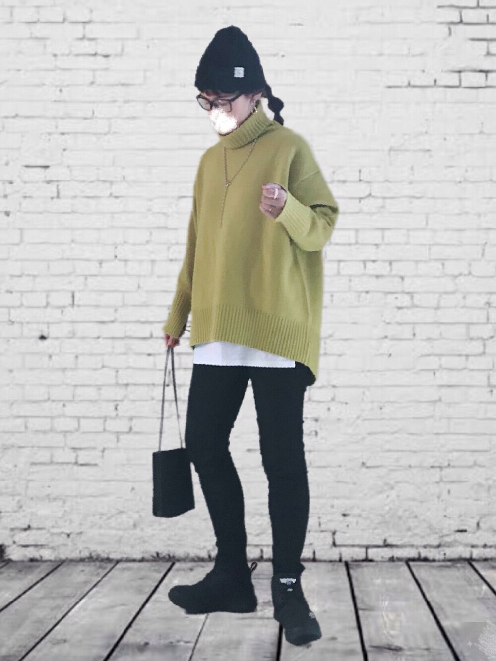 ベージュ系のステンカラーコート、イエロー系のニット/セーター、ホワイト系のTシャツ/カットソーを着用したレディースの秋コーディネートの4枚目の写真