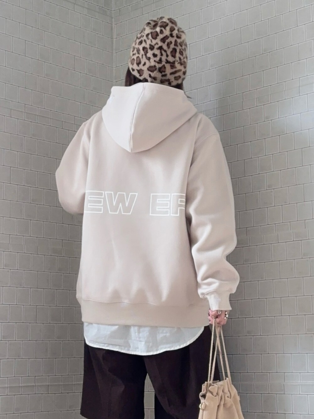 ベージュ系のパーカー、ブラウン系のその他パンツ、ブラウン系のブーツを着用したレディースの冬コーディネートの4枚目の写真