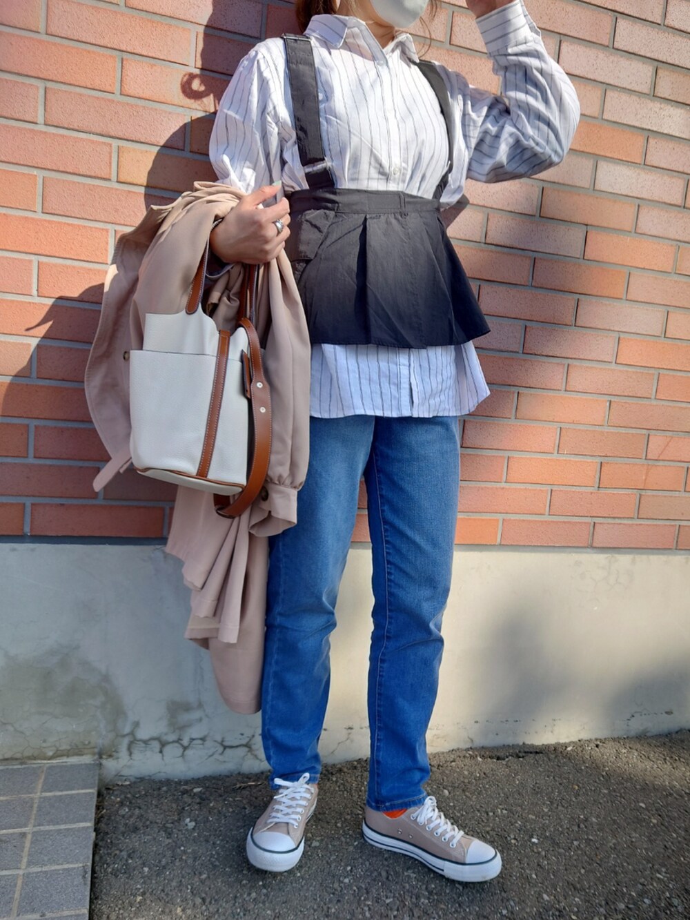「春コーデ、春ファッション、春アウター、デニム、レイヤードスタイル、プチプラ、シャツスタイル、メガネ女子、休日スタイル、お出かけコーデ、デートコーデ、シンプルコーデ、大人カジュアル」|「ikkaの【雑誌InRed5月号掲載】フレンチリネンMIX長袖シャツ【抗菌防臭/吸水速乾】(シャツ/ブラウス、ホワイト系)」を使った、UMiSatoさん(レディース・163cm)の春コーディネートの2枚目の写真