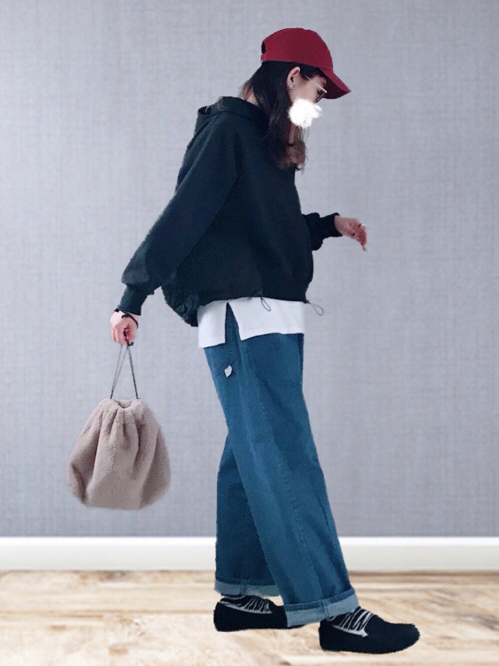 ブラック系のパーカー、ブルー系のその他パンツ、ホワイト系のTシャツ/カットソーを着用したレディースの冬コーディネートの2枚目の写真