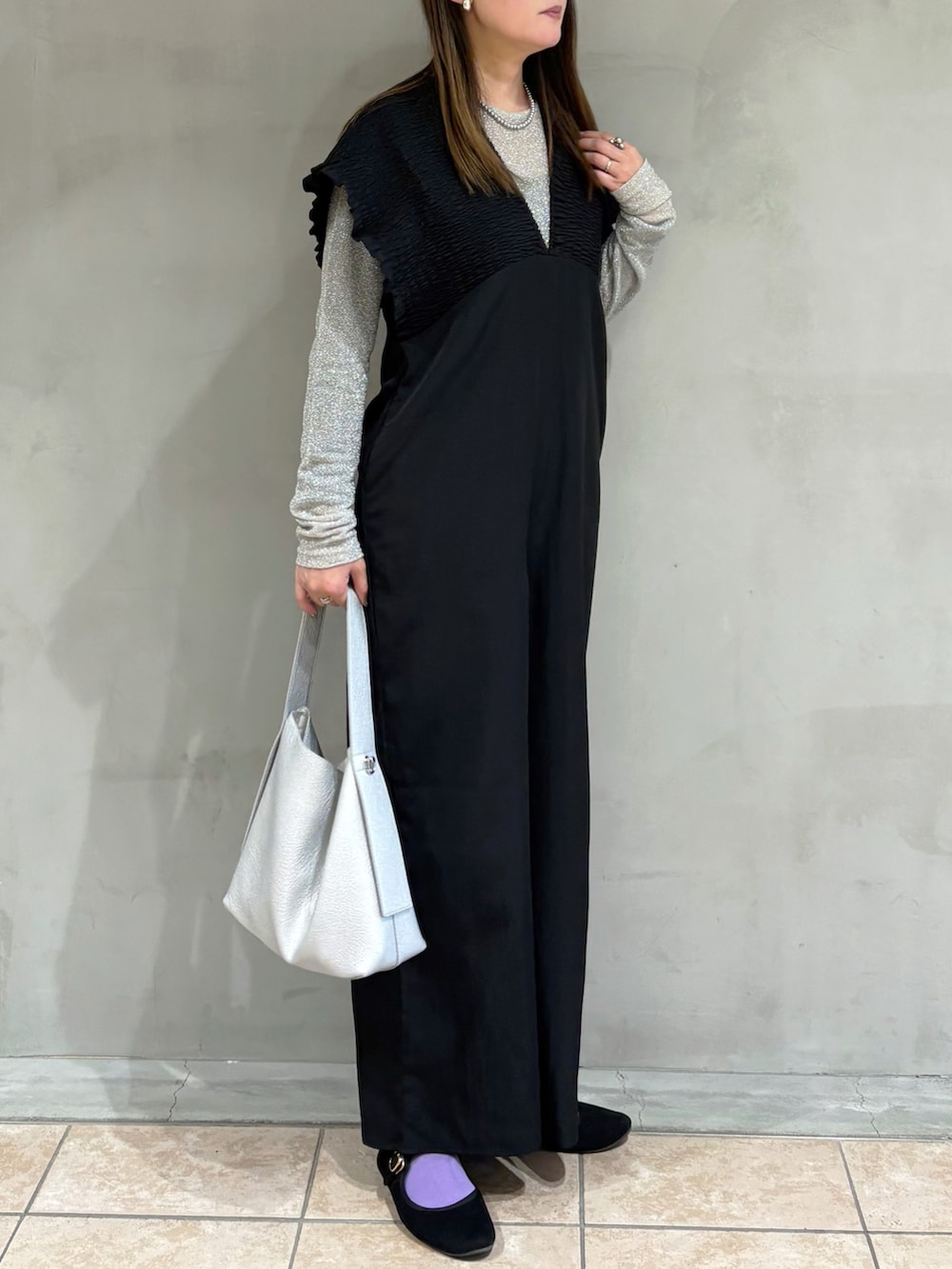 ブラック系のつなぎ/オールインワン、シルバー系のTシャツ/カットソー、ブラック系のバレエシューズを着用したレディースの春コーディネートの2枚目の写真