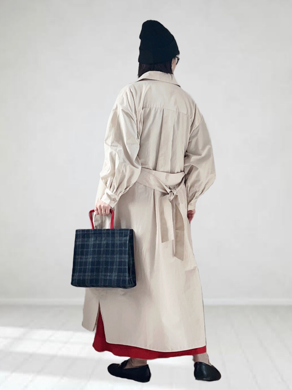 ベージュ系のシャツワンピース、ブルー系のトートバッグ、ブラック系のTシャツ/カットソーを着用したレディースの秋コーディネートの2枚目の写真