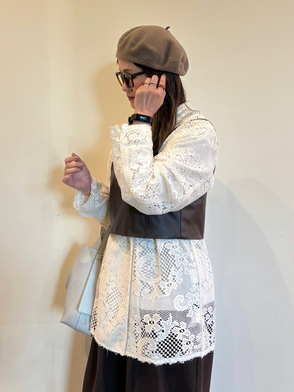 ブラウン系のスニーカー、ホワイト系のテーラードジャケット、ブラウン系のその他パンツを着用したレディースの春コーディネートの2枚目の写真