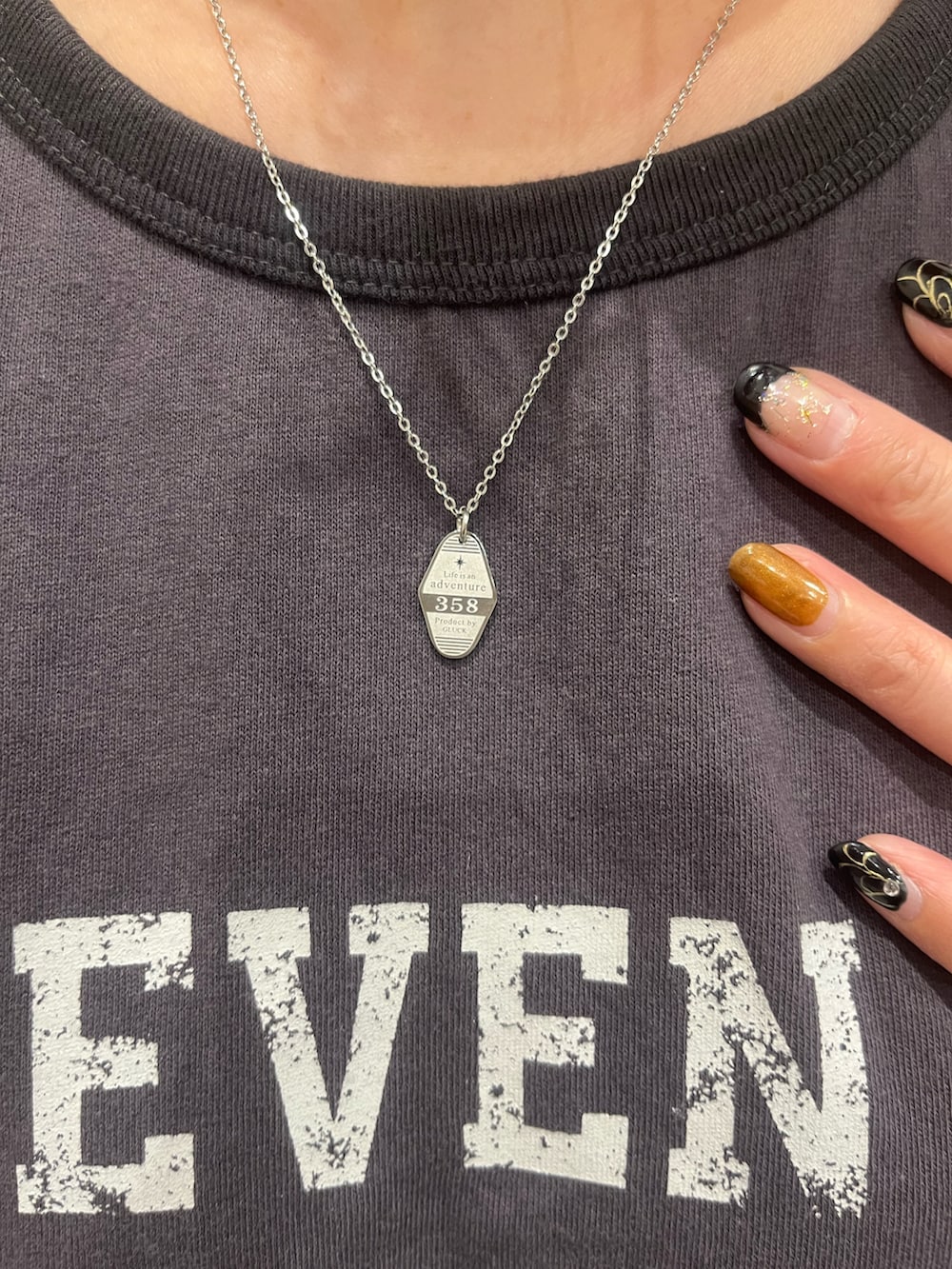 ブラウン系のテーラードジャケット、グレー系のTシャツ/カットソー、ブルー系のデニムパンツを着用したレディースの夏コーディネートの4枚目の写真
