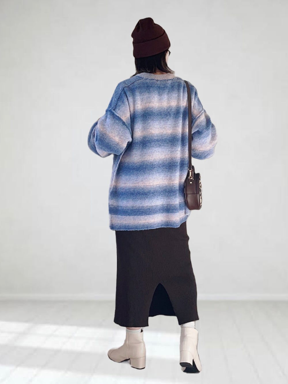 ブルー系のカーディガン/ボレロ、ホワイト系のTシャツ/カットソー、ブラウン系のショルダーバッグを着用したレディースの秋コーディネートの3枚目の写真