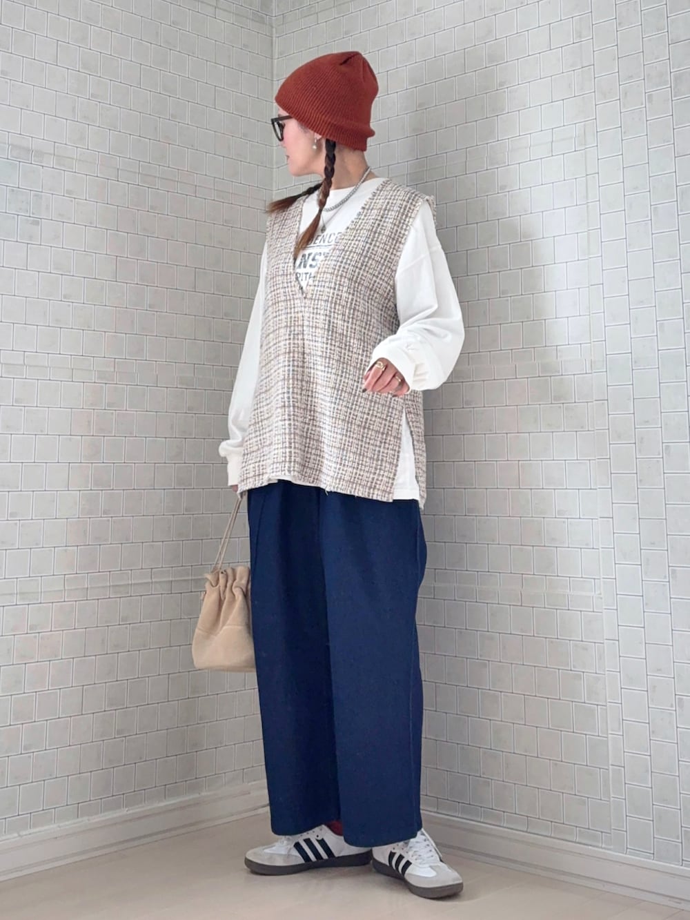 ブルー系のチノパンツ、ホワイト系のスニーカー、ブラウン系のニットキャップ/ビーニーを着用したレディースの冬コーディネートの5枚目の写真