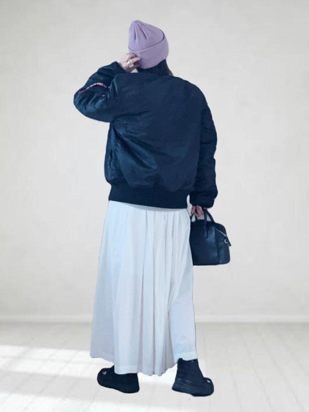 ブラック系のMA-1、パープル系のTシャツ/カットソー、グレー系のスウェットを着用したレディースの冬コーディネートの3枚目の写真