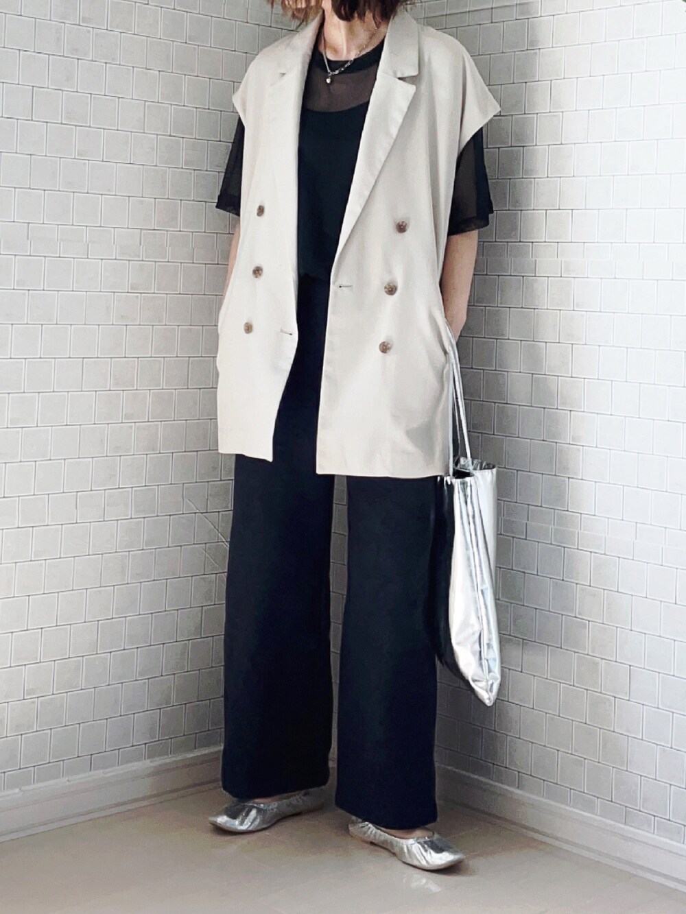 ブルー系のその他パンツ、ブラック系のTシャツ/カットソー、ホワイト系のベストを着用したレディースの夏コーディネートの3枚目の写真