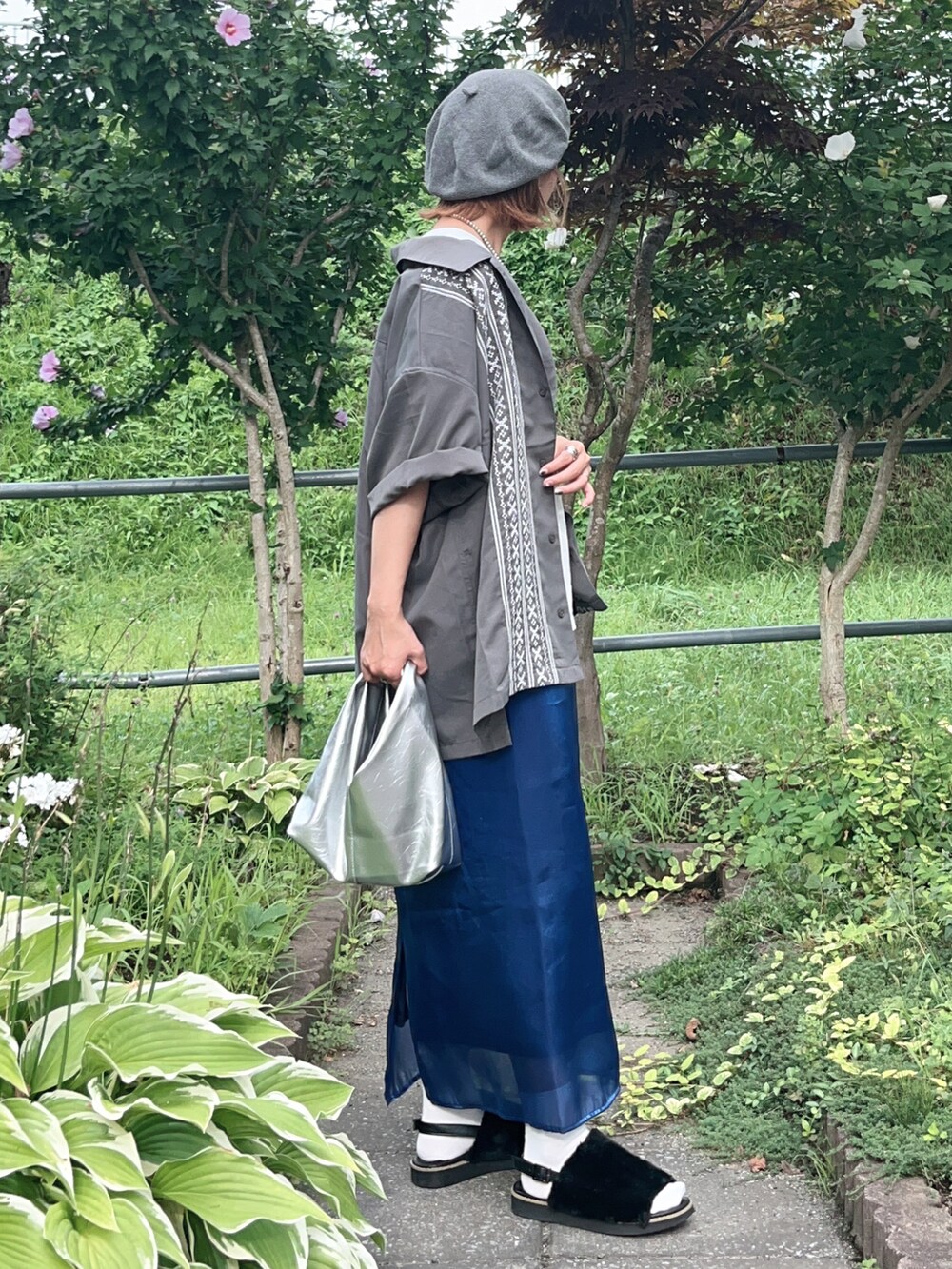 グレー系のシャツ/ブラウス、ホワイト系のTシャツ/カットソー、ブルー系のスカートを着用したレディースの秋コーディネートの5枚目の写真