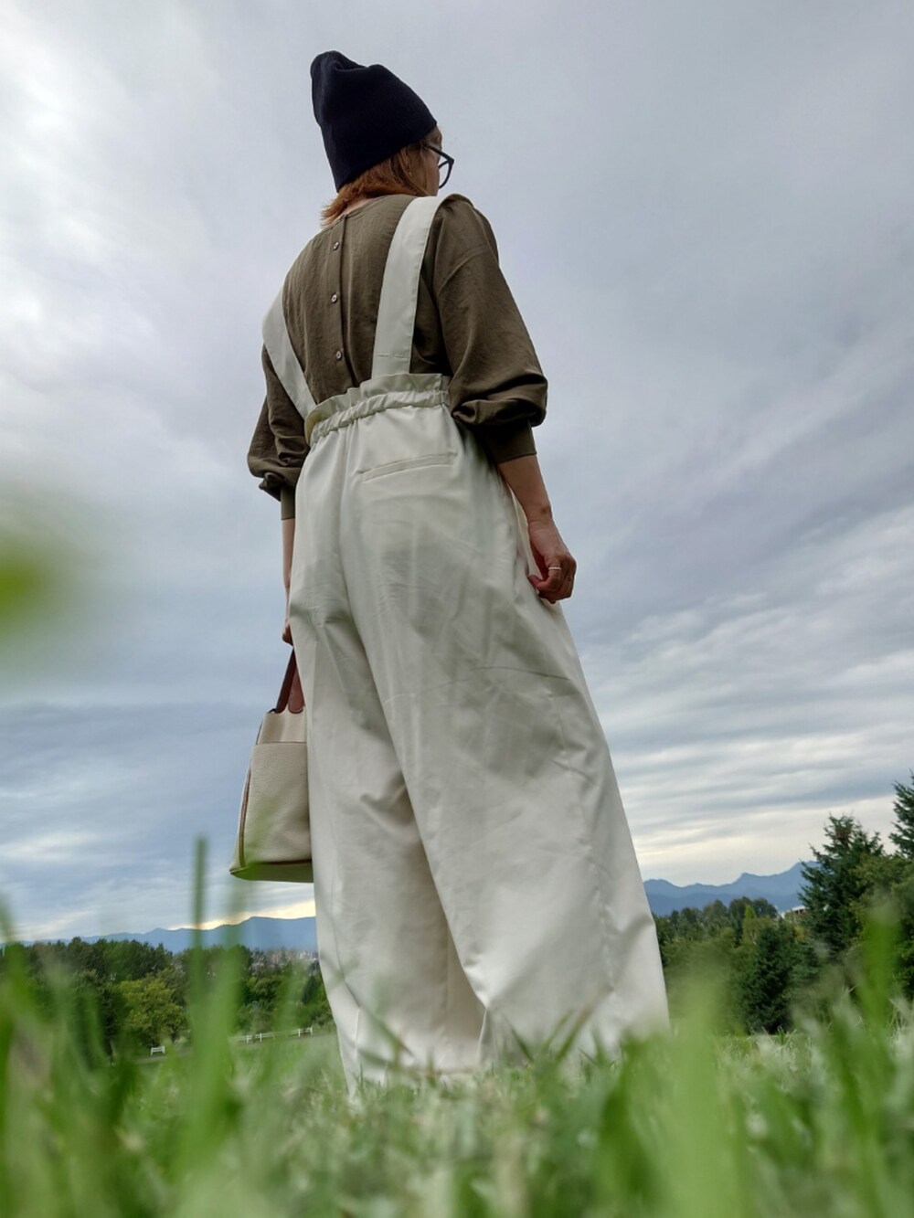 グリーン系のシャツ/ブラウス、ホワイト系のその他パンツ、ホワイト系のハンドバッグを着用したレディースの秋コーディネートの5枚目の写真