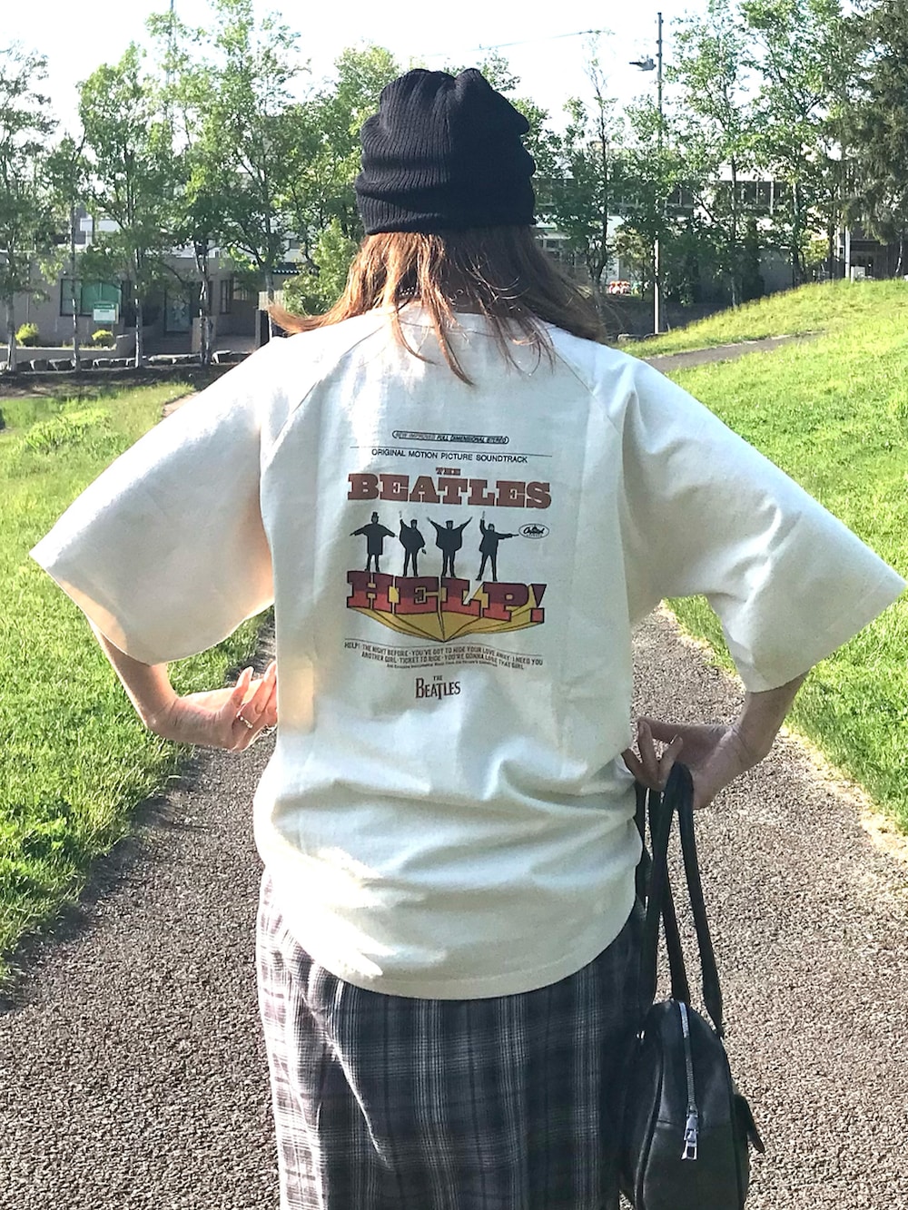 その他のTシャツ/カットソー、グレー系のシャツ/ブラウス、ブラック系のスニーカーを着用したレディースの夏コーディネートの3枚目の写真