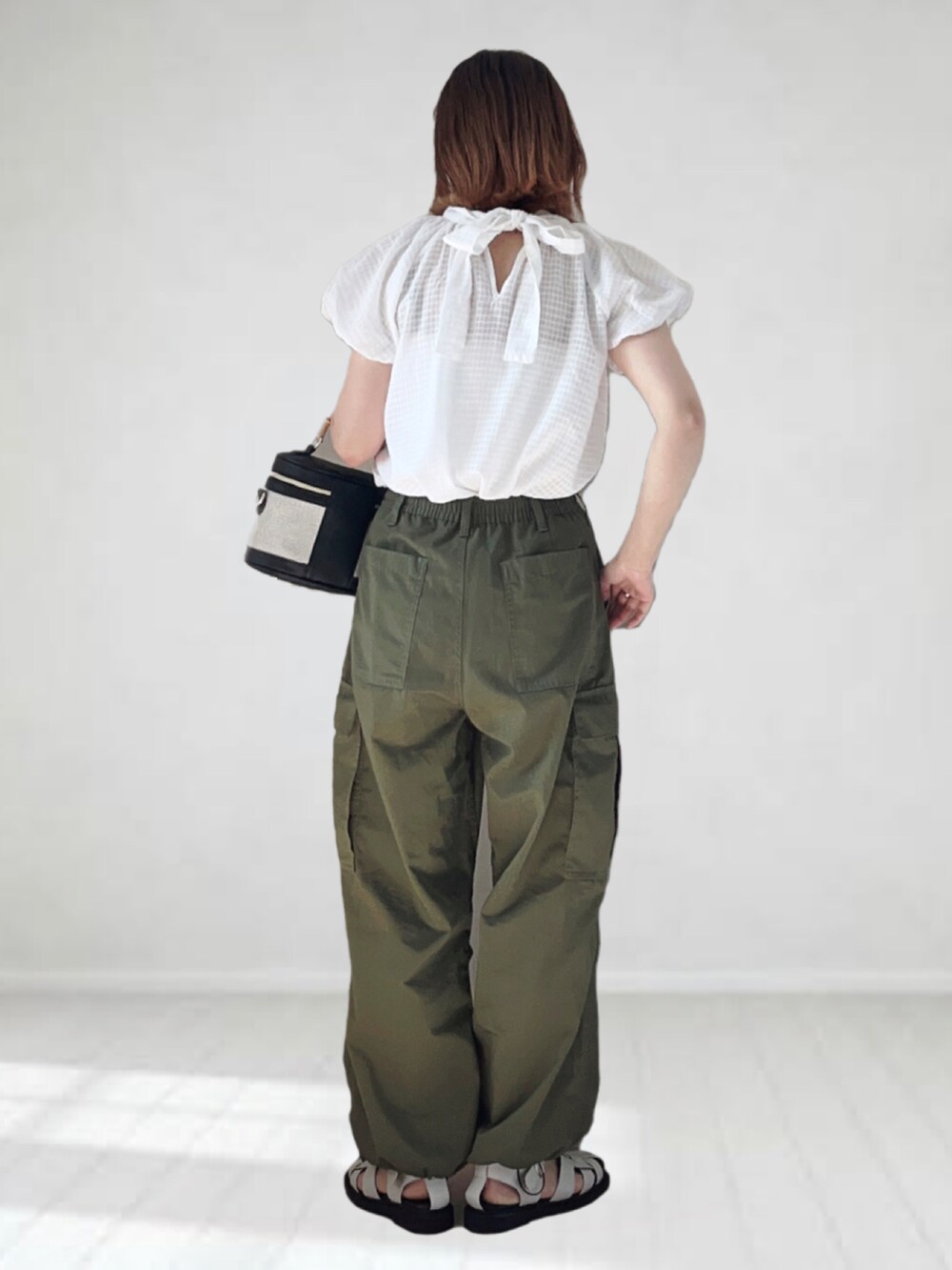 「letempsriche、初夏コーデ、プチプラ、ミリタリー、メガネ女子、グルカサンダル、カーゴパンツ、夏コーデ、韓国ファッション、シンプルコーデ、ブラウス、ハンドバッグ、GU」｜「Le temps richeのコットンドビーバックリボンパフスリーブブラウス ＜Le temps riche＞（シャツ/ブラウス、ホワイト系）」を使った、UMiSatoさん（レディース・163cm）の夏コーディネートの3枚目の写真