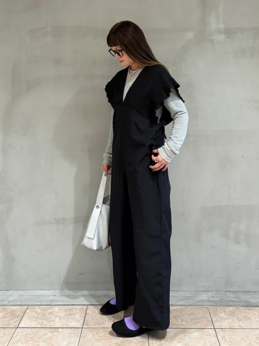 ブラック系のつなぎ/オールインワン、シルバー系のTシャツ/カットソー、ブラック系のバレエシューズを着用したレディースの春コーディネートの3枚目の写真