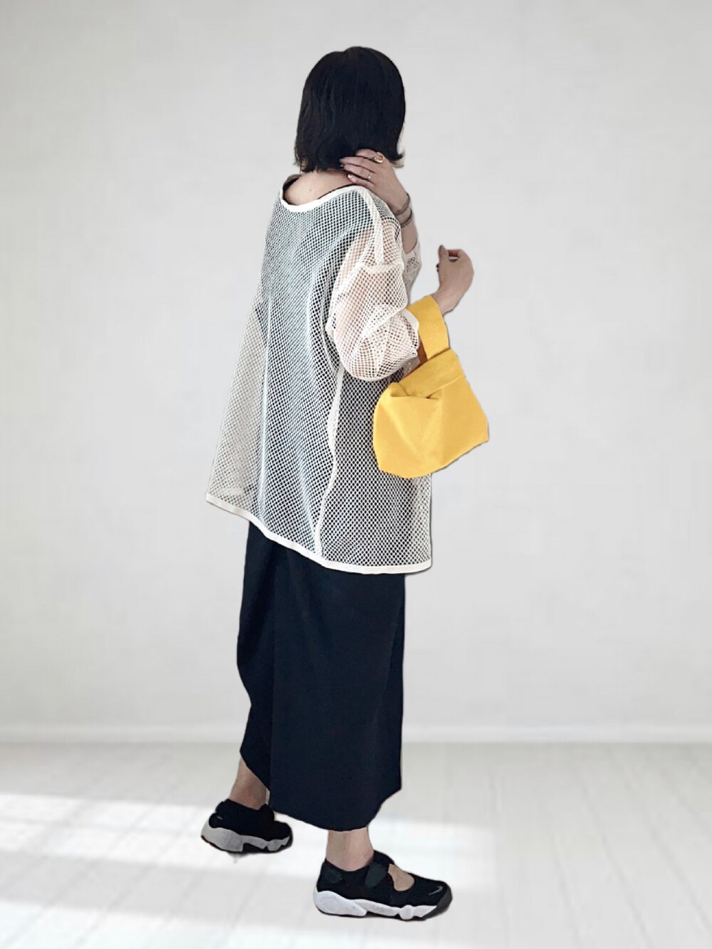 ブラック系のワンピース、ホワイト系のTシャツ/カットソー、ブラック系のタンクトップを着用したレディースの夏コーディネートの2枚目の写真