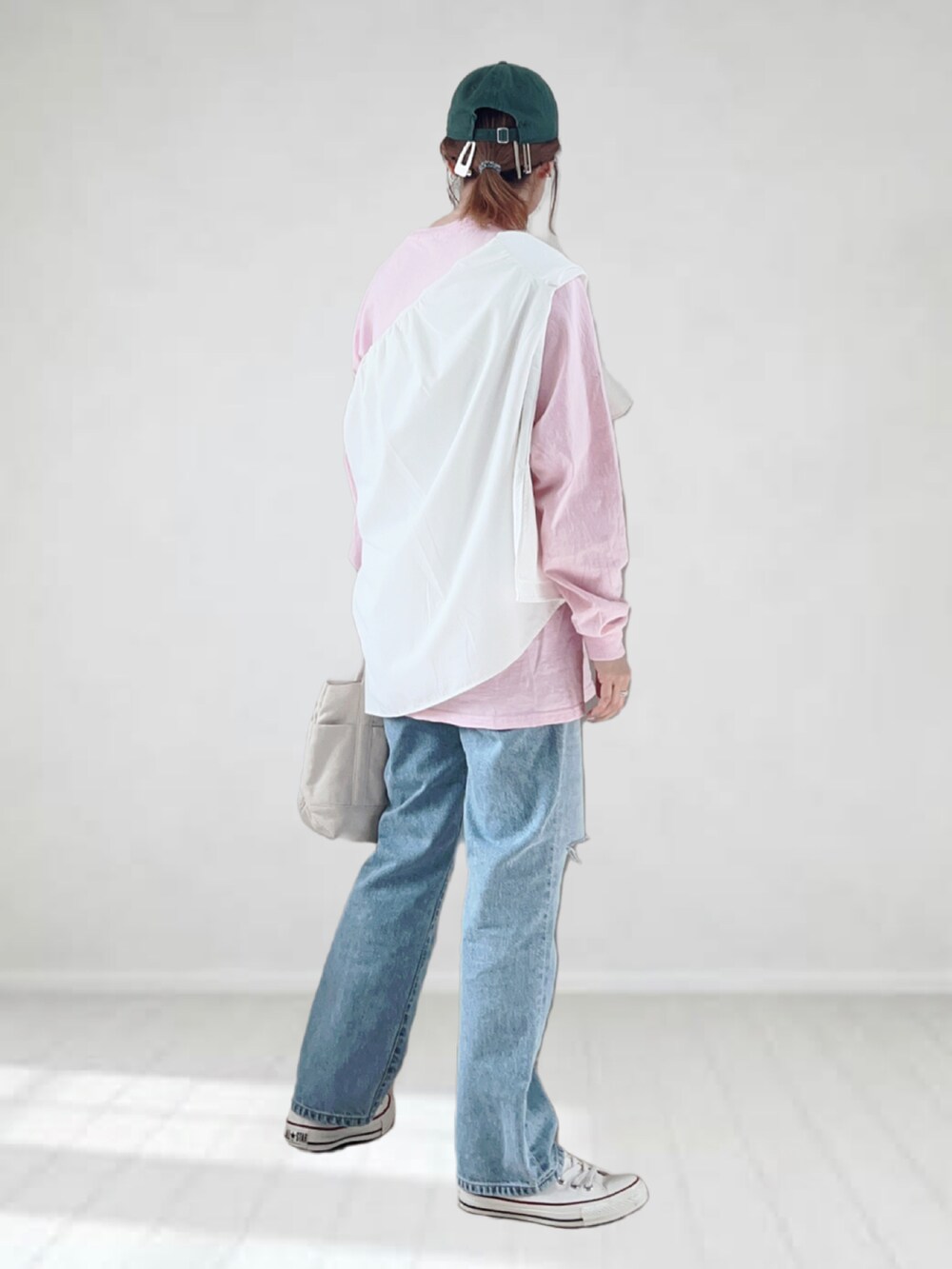 ブルー系のデニムパンツ、ピンク系のTシャツ/カットソー、ホワイト系のシャツ/ブラウスを着用したレディースの春コーディネートの3枚目の写真