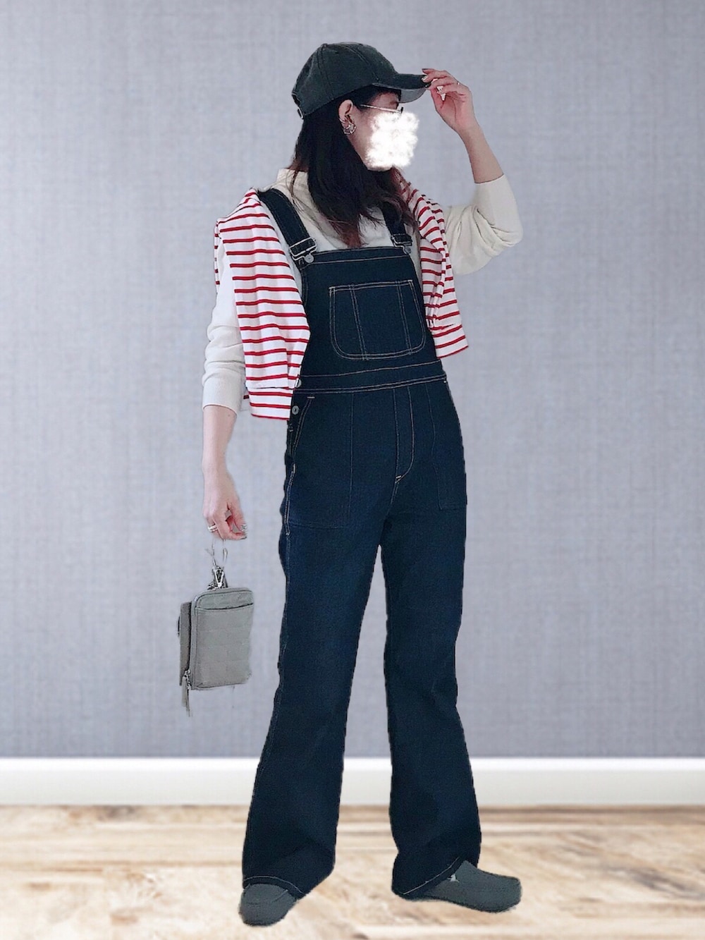 ブルー系のサロペット/オーバーオール、ホワイト系のニット/セーター、ホワイト系のTシャツ/カットソーを着用したレディースの冬コーディネートの2枚目の写真