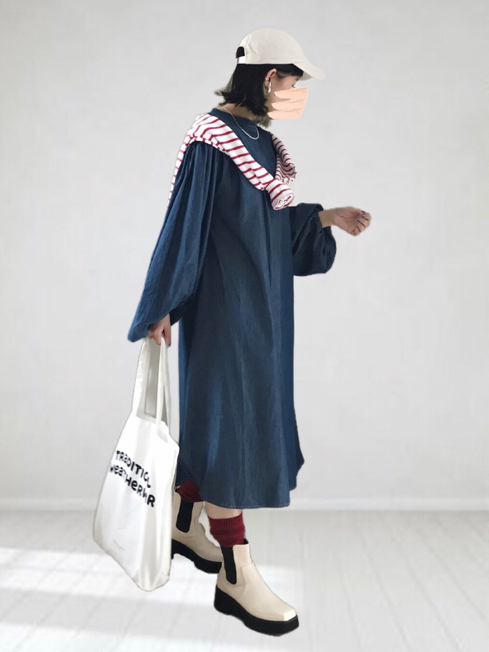 ブルー系のワンピース、ホワイト系のTシャツ/カットソー、ホワイト系のトートバッグを着用したレディースの春コーディネートの3枚目の写真