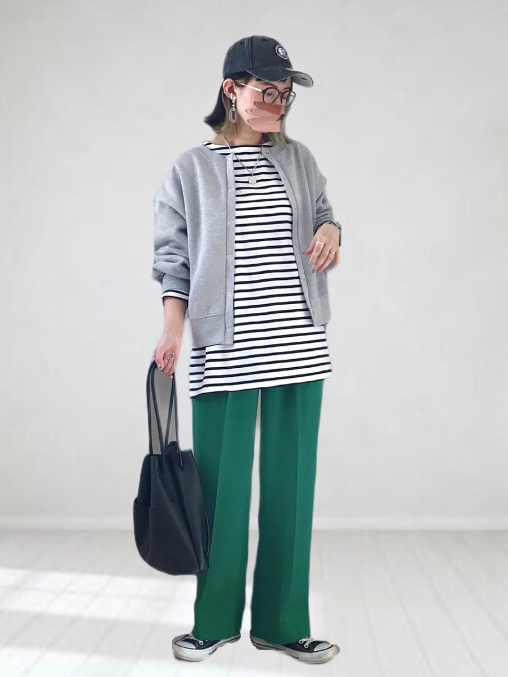 「コンバース、キャップ、カラーパンツ、タックイン、休日コーデ、ボーダー、メガネ女子、春コーデ、春服みてみて、プチプラ、メンズライク、レイヤードスタイル、カーディガン」｜「LEPSIMの【前後で着られる】2WAYカーデプルオーバー　262387（カーディガン/ボレロ、グレー系）」を使った、UMiSatoさん（レディース・163cm）の春コーディネートの2枚目の写真
