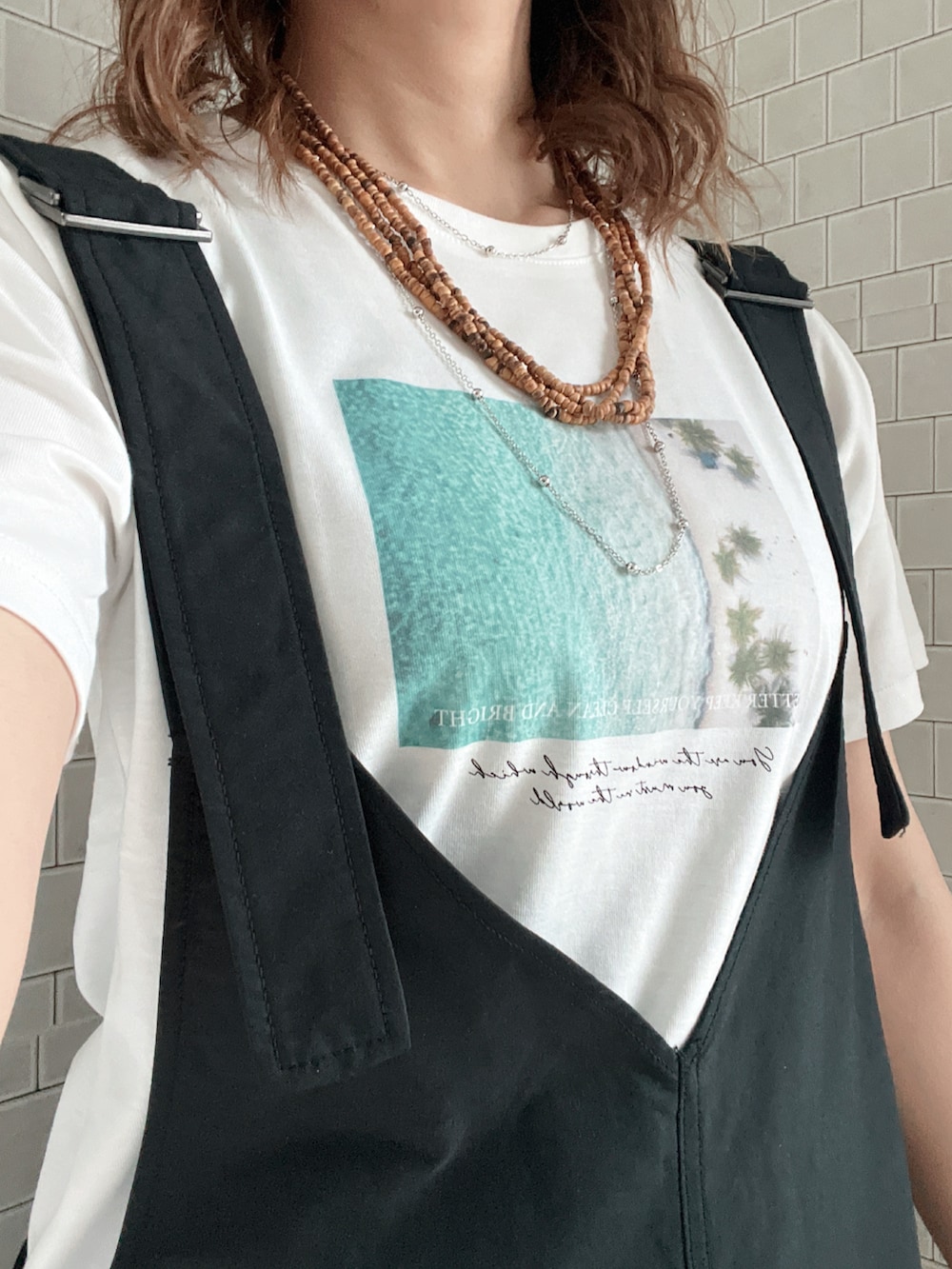 「春コーデ、プチプラ、Tシャツ、フォトT、ジャンパースカート、ショルダーバッグ、メガネ女子、お出かけコーデ、休日スタイル、スニーカー、厚底シューズ、モノトーン」｜「ikkaの【雑誌InRed5月号掲載】ロゴフォトプリントTシャツ（Tシャツ/カットソー、ホワイト系）」を使った、UMiSatoさん（骨格ウェーブ・レディース・163cm）の春コーディネートの5枚目の写真