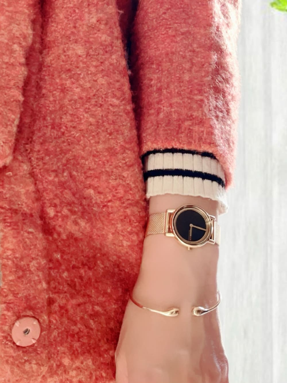 「PR、SKAGEN、新星WEARISTAにエントリー、冬コーデ、ジョガーパンツ、シンプルコーデ、ブーツ、レイヤードスタイル、休日スタイル、スウェット、トートバッグ、韓国ファッション、ニット帽、マイベストコーデ2023、プチプラ」|「SKAGENのSIGNATUR LILLE SKW3111(アナログ腕時計、ゴールド系)」を使った、UMiSatoさん(レディース・163cm)の冬コーディネートの3枚目の写真