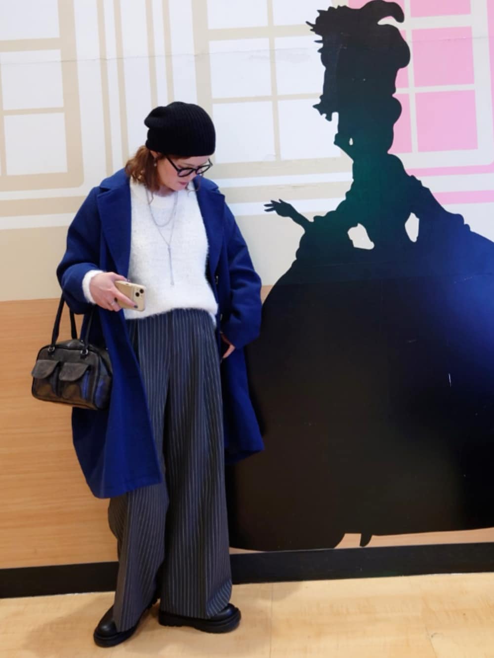 ホワイト系のニット/セーター、ブルー系のチェスターコート、グレー系のその他パンツを着用したレディースの冬コーディネートの3枚目の写真