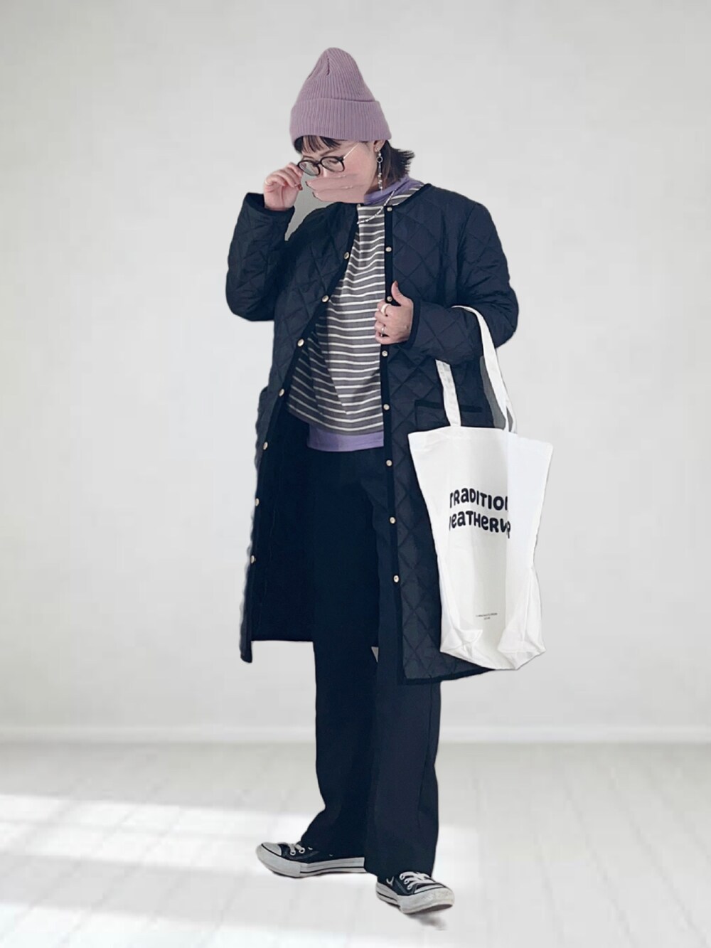 「Traditional Weatherwear、Wrangler、nano・universe、休日スタイル、キルティング、ニット帽、秋冬コーデ、冬コーデ、メガネ女子、フレアパンツ、モノトーン、スニーカー、プチプラ、ボーダートップス、シンプルコーデ」|「WranglerのWRANCHER/ランチャー センタープレス スラックス フレアドレスパンツ(スラックス、ブラック系)」を使った、UMiSatoさん(レディース・163cm)の秋コーディネートの2枚目の写真