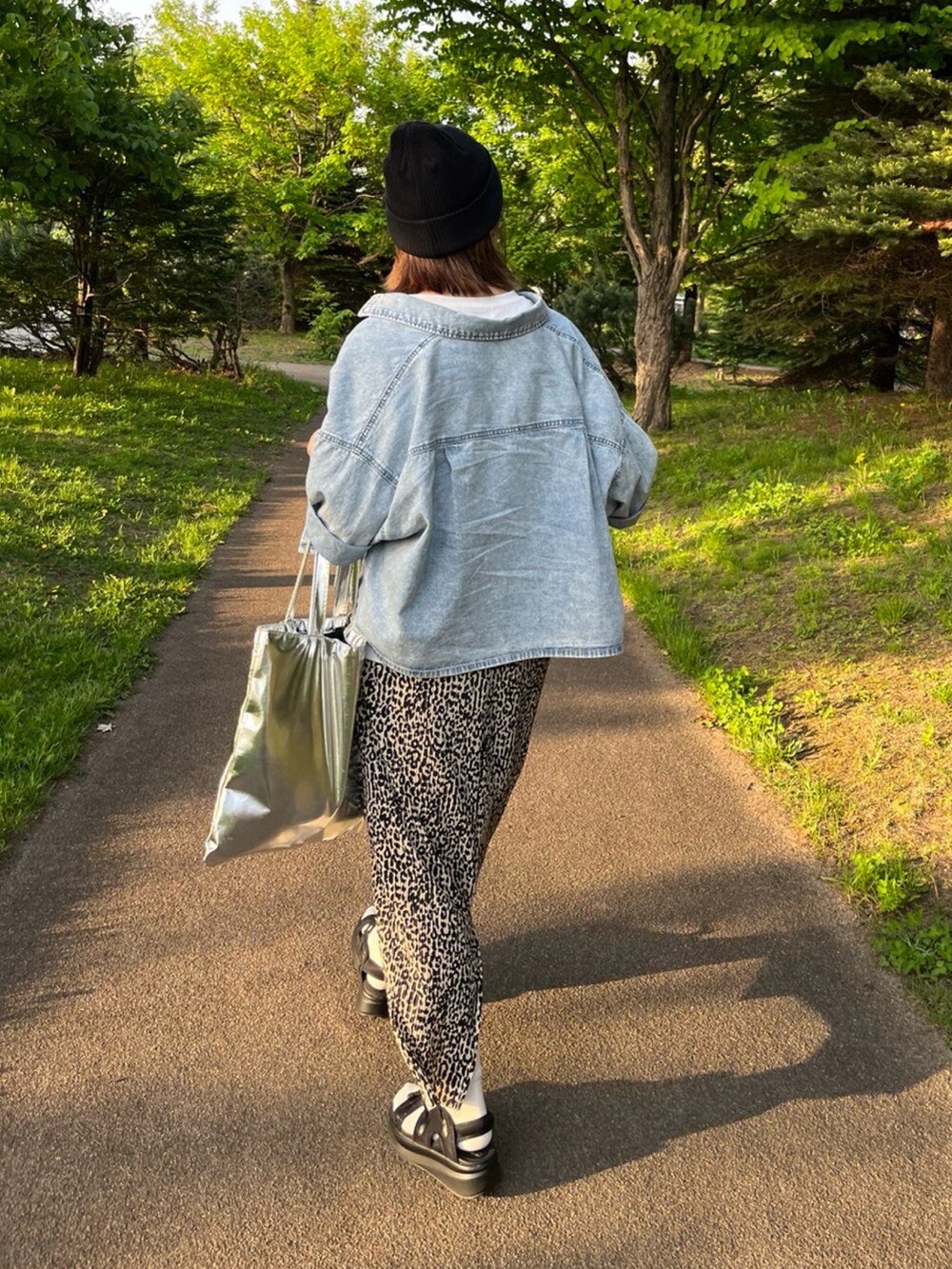 ブルー系のシャツ/ブラウス、ホワイト系のTシャツ/カットソー、ベージュ系のスカートを着用したレディースの夏コーディネートの4枚目の写真