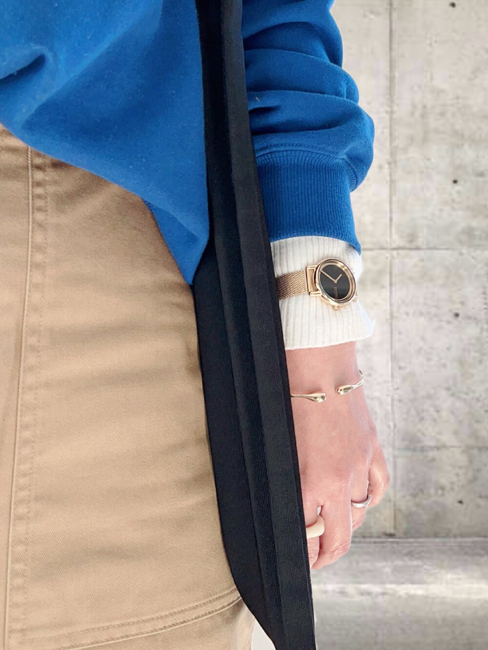 「PR、SKAGEN、新星WEARISTAにエントリー、シンプルコーデ、冬コーデ、スウェット、レイヤードスタイル、お出かけコーデ、休日スタイル、プチプラ、ブーツ、韓国ファッション、マイベストコーデ2023」｜「SKAGENのSIGNATUR LILLE SKW3111（アナログ腕時計、ゴールド系）」を使った、UMiSatoさん（レディース・163cm）の冬コーディネートの3枚目の写真